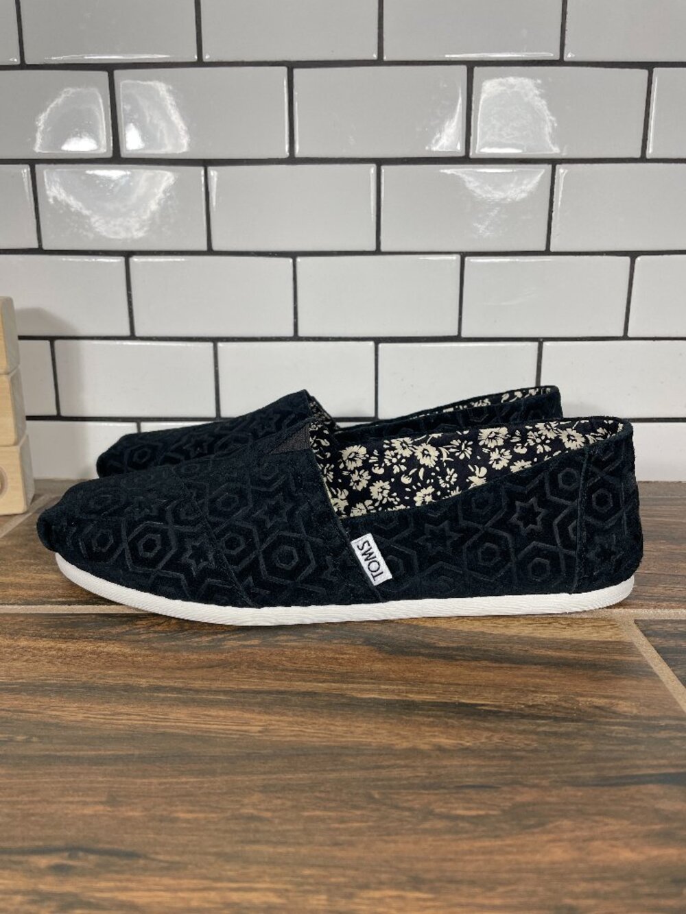 Toms Shoes Womens Size 8 Black Geometric Lightweight Slip On Alpargata Flat